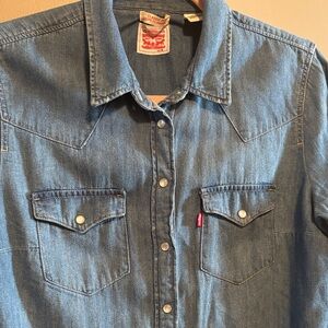Levi Jean shirt pit to pit 19" like new size M classic fit